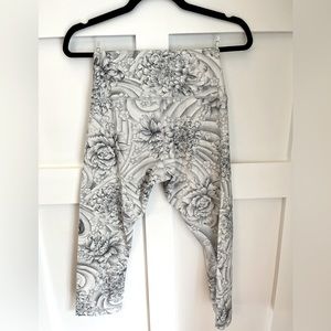 Lululemon wunder under capri leggings size 8